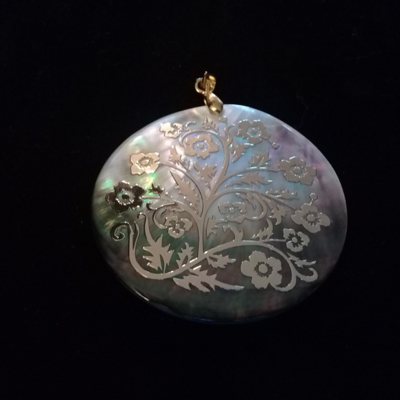 Shell with floral gold inlay necklace - Picture 2 of 3